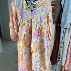 H&M V-neck Dress Sz Small. Short dress with voluminous sleeve.